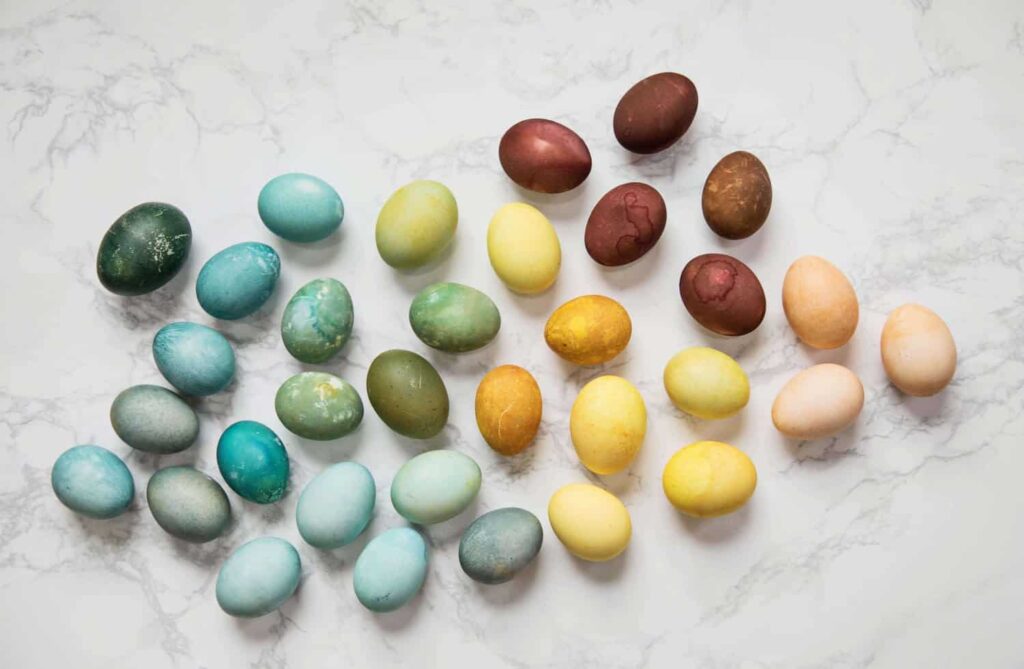 Ouă vopsite natural. Cum să vopsești ouăle în 5 culori cu legume și fructe