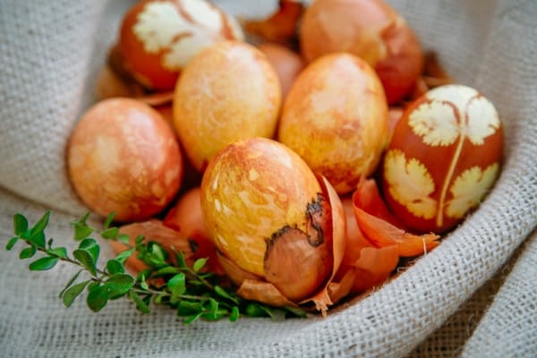 Cum se vopsesc ouăle de Paște natural. Soluții simple din gospodărie