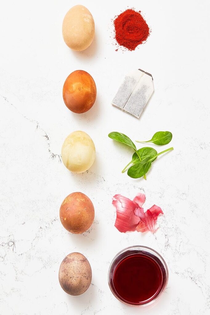 Ouă vopsite natural. Cum să vopsești ouăle în 5 culori cu legume și fructe