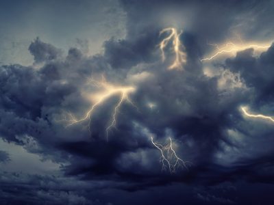 Vremea din România va fi afectată de furtunile puternice din Europa. Meteorologii avertizează: ninsori, ploi și vânt puternic