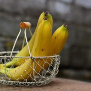 Apa de banane, un îngrășământ natural excelent pentru plante. Cum se prepară