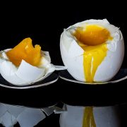 Cum se fierb corect ouăle de găină, prepeliță, rață sau de gâscă și care este timpul optim de fierbere