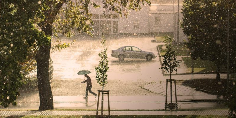 ANM a emis cod roșu de ploi torențiale și furtuni puternice pentru județele din sudul țării. Cum va fi vremea în zilele următoare