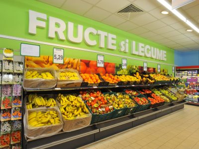 De ce găsim rafturile cu legume și fructe la intrarea în supermarketuri din România. Puțini știu acest secret