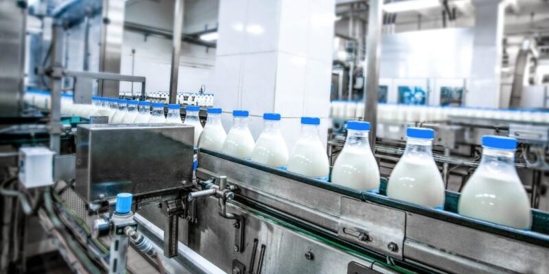 Cea mai mare fabrică lactate (Zuzu, Albalact, Covalact de Țară, LaDorna) din România se închide. Ce se întâmplă cu produsele