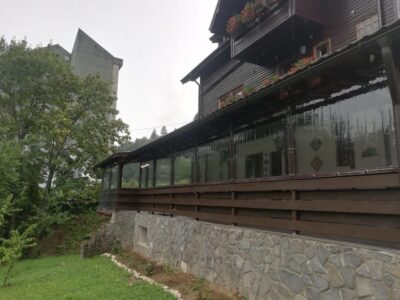 Închidere Terase cu Folie Transparentă - Soluția Inteligentă pentru Spații Utilizabile Tot Anul