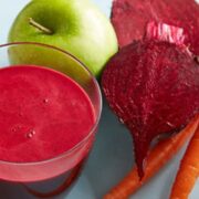 Rețeta simplă care îți curăță ficatul și rinichii: 1 măr, 1 sfeclă mică și 2 morcovi