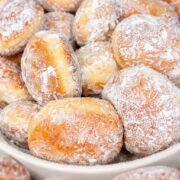 Gogoși pufoase cu iaurt și aromă de vanilie. Rămân moi și a doua zi