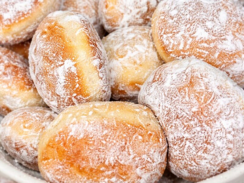 Gogoși pufoase cu iaurt și aromă de vanilie. Rămân moi și a doua zi